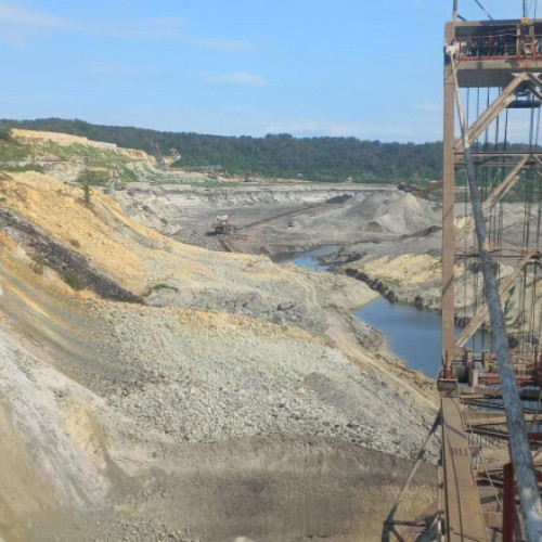 alunecare de teren la cariera Tismana afectează linia de transport carbune