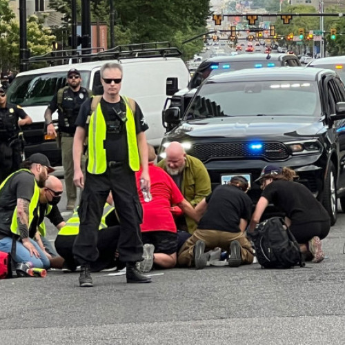 Trei persoane, printre care și un bebeluș de opt luni, au fost împușcate și ucise în urma unui incident armat survenit duminică seara la un carnaval din apropierea Salt Lake City, Utah. Potrivit poliției, altercația s-a declanșat între două grupuri, iar în timpul conflictului, doi adolescenți au fost răniți.