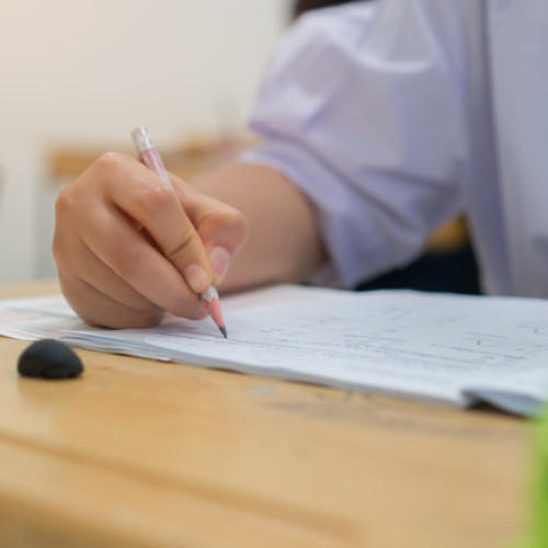 Un bărbat din Arad, sub urmărire penală după implicarea într-un scandal de fraudare a bacalaureatului, este acuzat că ar fi oferit elevilor echipamente electronice pentru a copia la examen. Anchetatorii susțin că acesta ar fi furnizat microfoane și camere ascunse pentru a ajuta candidații să își însușească subiecte și rezolvări în mod ilegal.