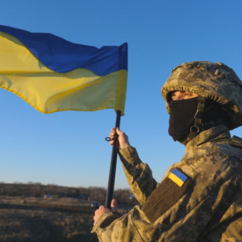 Majoritatea românilor nu cred că războiul din Ucraina se va încheia curând, arată un sondaj realizat de INSCOP Research coborât între 26 și 30 mai 2025. Potrivit datelor, aproape două treimi dintre cetățeni nu văd o soluție apropiată pentru finalizarea conflictului, ceea ce indică o percepție de impas în negocieri și o prelungire a războiului. Directorul INSCOP, Remus Stefureac, menționează că acest lucru poate reflecta atât speranțele legate de mediere internațională, cât și dorința colectivă de pace, care depășește percepțiile despre evenimentele de pe teren.