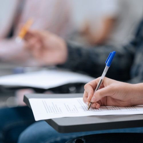 Începând cu sesiunea din 2025, elevii care susțin examenul național de bacalaureat vor avea pentru prima dată posibilitatea de a vizualiza lucrările scrise înainte de a decide dacă depun sau nu o contestatie. Potrivit Ministerului Educației și Cercetării, această etapă intermediară va permite elevilor să analizeze corectitudinea notelor și să semnaleze eventuale erori înainte ca rezultatele finale să fie publicate.