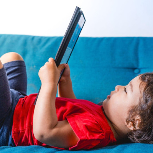 Timpul petrecut în fața ecranelor poate afecta sănătatea emoțională a copiilor