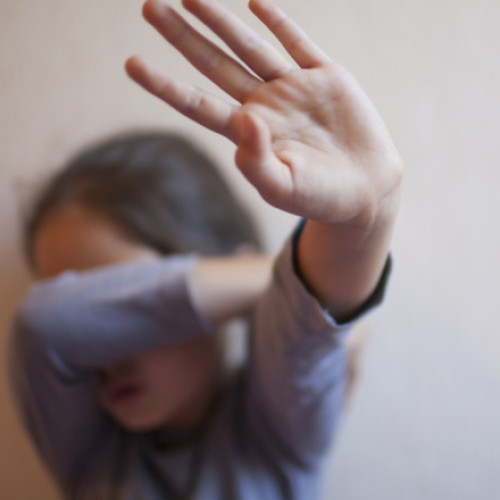 Doi copii din județul Arad, de 13 și 15 ani, au cerut protecție de la stat din cauza abuzurilor la care au fost supuși de propriii părinți. Ei acuză că erau bătuți frecvent, obligați să muncească la stână și să fie ținuți departe de școală.