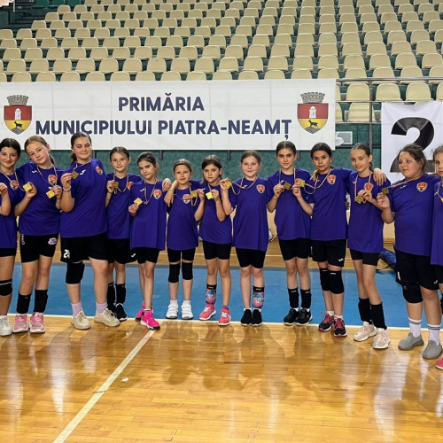 elevele de la AS Real Hudesti, reprezentantele judetului Botosani la festivalul de minihandbal &quot;Mircea Fleseriu&quot;