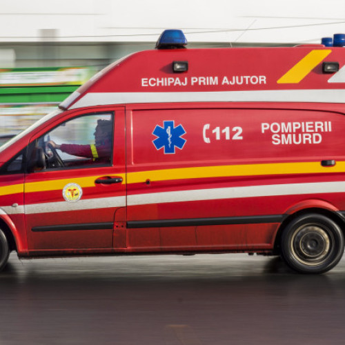 Patru persoane, inclusiv un copil, au rămas blocate într-un lift din Timișoara după ce acesta s-a prăbușit de la etajul doi în subsol, marți. Potrivit unui comunicat al ISU Timiș, solicitarea pentru intervenție a fost făcută prin numărul de urgență 112. La fața locului au fost trimise mai multe echipaje de pompieri și paramedici pentru a interveni și a scoate persoanele din lift.