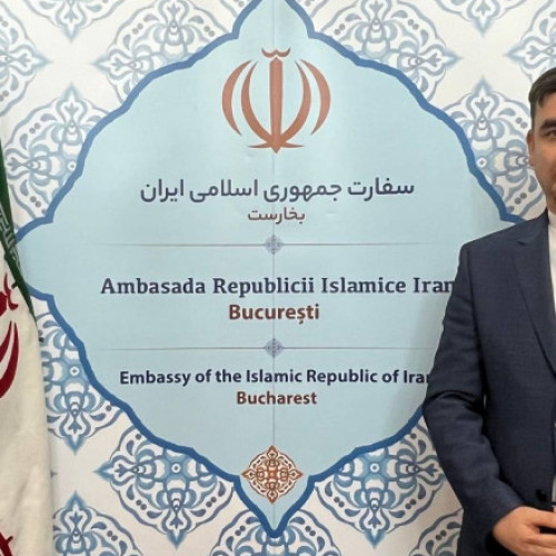 Iranul urmărește dezvoltarea programului său nuclear, deși oficial susține că scopul principal este utilizarea pentru energie civilă. Potrivit unui interviu cu ambasadorul Iranului la București, Seyed Hossein Sadat Meidani, Iranul a început să lucreze la industria nucleară internă din cauza restricțiilor impuse de piețele internaționale.