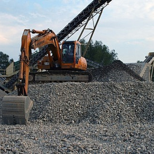 Polițiștii din Maramureș cercetează exploatarea ilegală a agregatelor minerale în Baia Mare