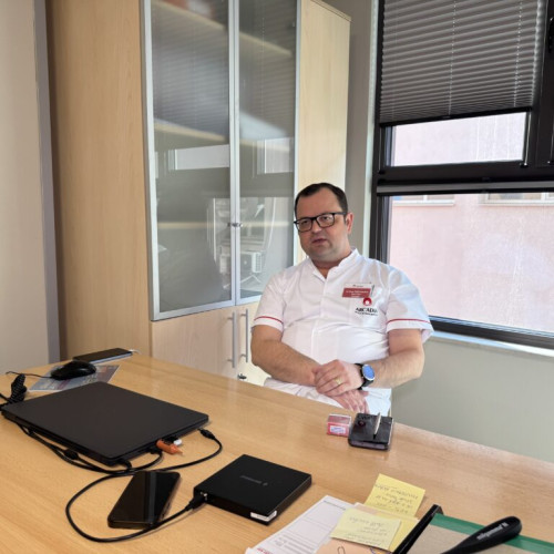 tricouri: Înfruntând boala Parkinson: opțiuni moderne de tratament în România