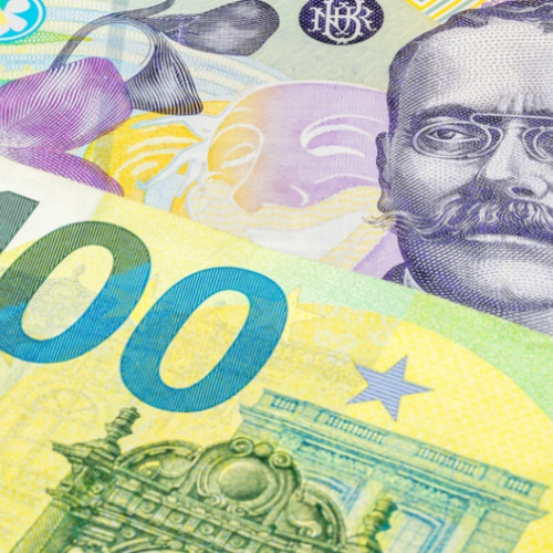 Leul a înregistrat o evoluție ascendentă marți, într-o perioadă în care se așteaptă anunțarea noului guvern, condus de Ilie Bolojan, liberalul propus pentru această funcție. Potrivit site-ului Viata-libera.ro, cursul euro a scăzut de la 5,0290 lei la 5,0263 lei, apropiindu-se de minimul ultimelor șase săptămâni, de 5,0251 lei, atins săptămâna trecută.