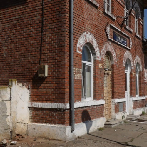 gara Radulesti, o ruine la marginea deșertului de pe linia Giurgiu, într-o stare deplorabilă, adună doar câteva persoane pe zi, deoarece condițiile sunt insuportabile, conform unor surse citate de digi24.ro. Clădirea este plină de gunoaie, iar acoperișul e aproape complet prăbușit, iar tavanul are găuri mari, plin de igrasie. În interior, banchetele sunt murdare și incomode, iar toaleta publică este dezafectată, fiind o simplă ruine infectă, fără apă la cismea pentru pasageri, scrie sursa menționată.