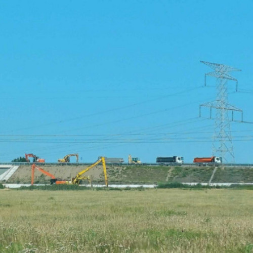 Drumul de legătură dintre podul suspendat de la Brăila și județul Tulcea primește din nou reparații capitale