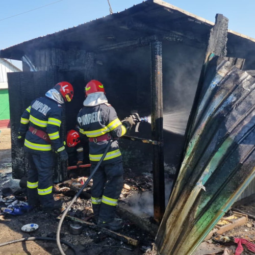 Incendiu în Dumeni: bucătăria de vară arsă complet