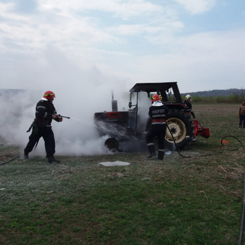 Tractor în flăcări pe un câmp din Havarna