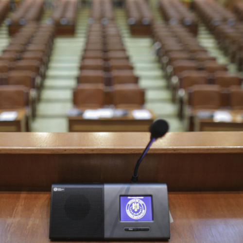 Mașinile repartizate comisiilor parlamentare vor fi retrase în perioada vacanței parlamentare, în lunile iulie și august 2025, conform unui memorandum aprobat de Biroul permanent al Camerei Deputaților.