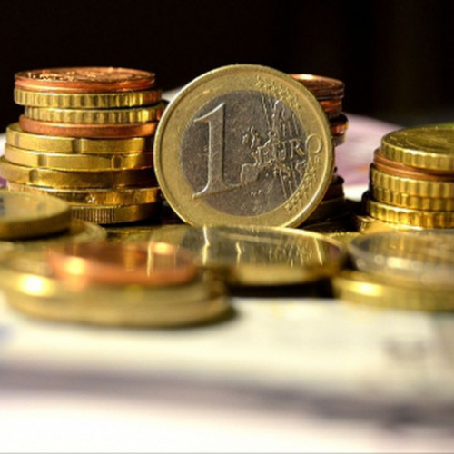 Leul s-a depreciat față de euro și dolar în sesiunea curentă, ca urmare a creșterii aversiunii față de risc provocate de conflictul dintre Israel și Iran. Potrivit noteaza viata-libera.ro, cursul euro a urcat de la 5,0263 la 5,0325 lei, într-un interval de tranzacționare între 5,03 și 5,034 lei, după ce săptămâna trecută ajunsese la minimul de 5,0251 lei, ultimul aproape de două luni. În context, piața așteaptă prezentarea noului guvern și planurile acestuia de a reduce deficitul bugetar, în condițiile în care în două luni agenția de rating Fitch va anunța calificativul pentru România.