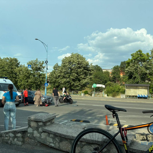 accident în Drobeta Turnu Severin: motociclist rănit după coliziunea cu un autoturism