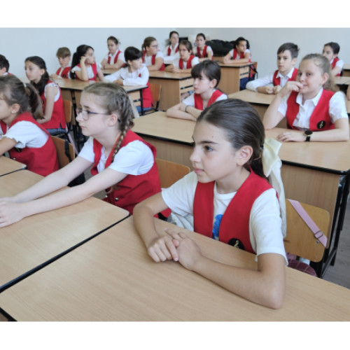 Elevii clasei a III-a, împreună cu învățătoarea Valeria Bunica de la Liceul de Arte din Oradea, au participat miercuri, 18 iunie, la o activitate didactică inedită, sub forma unui concurs cu premii și distracție. Intitulat „Știi și câștigi”, evenimentul a fost o evaluare sumativă diferită, devenită o tradiție în clasă, menționează crisana.ro.