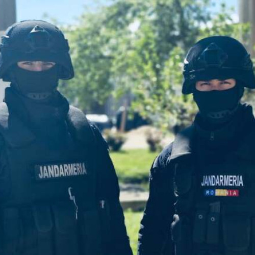 Un control de rutină s-a transformato într-o captură cu mize internaționale pentru jandarmii din Timișoara. Potrivit, citează tion.ro, miercuri, 18 iunie, în jurul orei 17, un echipaj al Gruparii de Jandarmi Mobile Timișoara, aflat în misiune de menținere a ordinii publice, a observat doi bărbați care consumau alcool în spațiul public, în zona Splaiului Nicolae Titulescu.