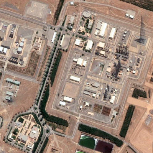 Israelul a atacat joi dimineața reactorul iranian de apă grea Arak, conform anunțului făcut de televiziunea de stat din Iran. Potrivit sursei, nu a existat niciun pericol de radiații, pentru că instalația fusese deja evacuată înainte de atac, relatează Sky News.