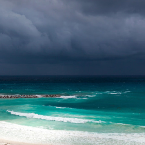 Uraganul Erik se apropie de coastele Mexicului și devine furtună de categorie 4