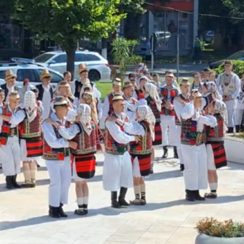 Concursul național al copiilor &quot;Calusul românesc&quot; a început la Slatina