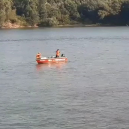 Un minor de 16 ani din Olt s-a înecat în Dunăre. Trupul său este în prezent căutat de scafandri. Potrivit purtătorului de cuvânt al Inspectoratului pentru Situații de Urgență Olt, capitanul Alin Basasteanu, cazul a fost anunțat de curând.