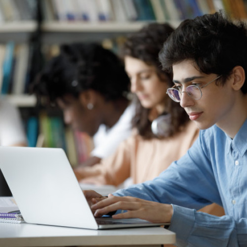 Rezultatele inițiale ale examenului de bacalaureat 2025, vor fi afișate vineri, 20 iunie, până la ora 12:00, conform calendarului oficial. După afișarea rezultatelor, în aceeași zi, între orele 14:00 și 18:00, precum și în zilele de luni, 23 iunie, și marți, 24 iunie, elevii pot solicita vizualizarea lucrărilor și pot depune contestatii.