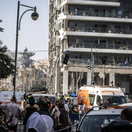 Iranul a continuat să lanseze atacuri asupra Israelului, vineri, fără semne clare de dezescaladare a conflictului care durează deja de opt zile, anunță surse din regiune. Potrivit serviciilor israeliene de intervenție, o rachetă a lovit o clădire din parcul tehnologic din orașul Beer Sheva, situat aproape de sediul Microsoft. La fața locului au fost mobilizate numeroase echipe de urgență, iar imaginea pagubelor arată deteriorări extinse și incendii.