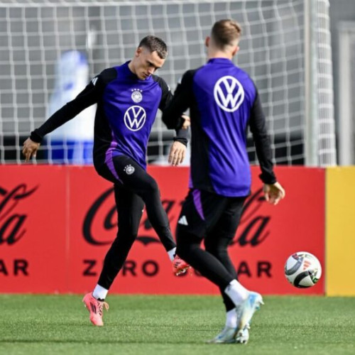 Florian Wirtz, fotbalistul german de la Bayer Leverkusen, se va alătura clubului FC Liverpool, conform informațiilor din presa germană, citate de DPA. Potrivit cotidianului Bild, Wirtz a plecat joi după-amiază de pe aeroportul din Koln cu un avion în direcția Angliei, unde va finaliza transferul către campioana en-titre a Angliei.