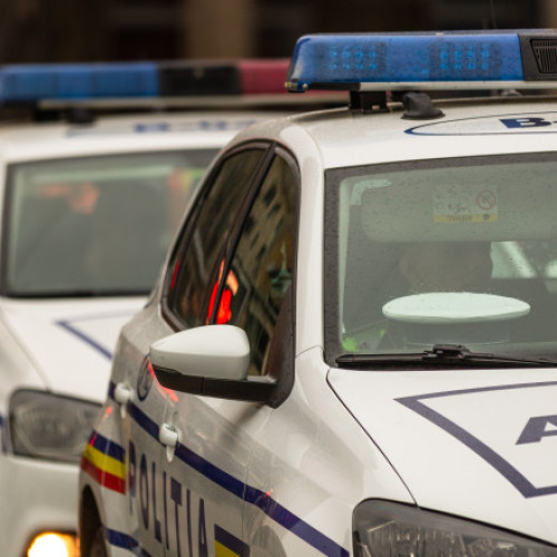 Ofițeri ai Direcției Generale Anticorupție au efectuat joi patru percheziții în județele Vaslui și Constanța în cadrul unui dosar de corupție care vizează mai mulți polițiști. Aceștia sunt acuzați că au primit bani pentru a nu aplica sancțiuni legale și pentru a interveni în exercitarea atribuțiilor de serviciu. Potrivit Digi24.ro, unul dintre agenți a fost reținut, iar altul se află sub control judiciar.