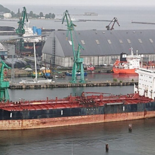 Petrolierul rusesc Khatanga a părăsit portul Gdynia după opt ani de staționare în Polonia