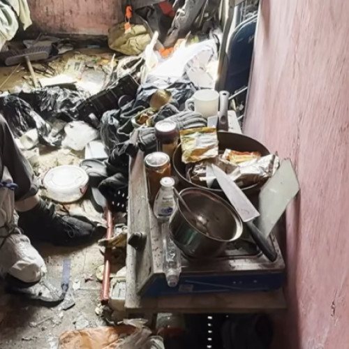 Primarul sectorului 5, Vlad Popescu Piedone, a anunțat că a fost făcută o intervenție de urgență pentru igienizarea unui apartament insalubru de pe strada Iacob Andrei nr. 31. Conform celor semnalate de vecini, locuința, care aparține unui bărbat de 58 de ani, devenise un focar de infecție și reprezenta un pericol pentru sănătatea locatarilor din bloc.