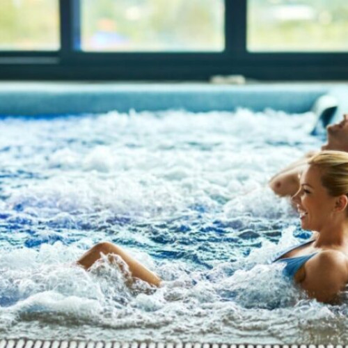 Cum o minipiscina jacuzzi poate schimba modul în care te relaxezi acasă