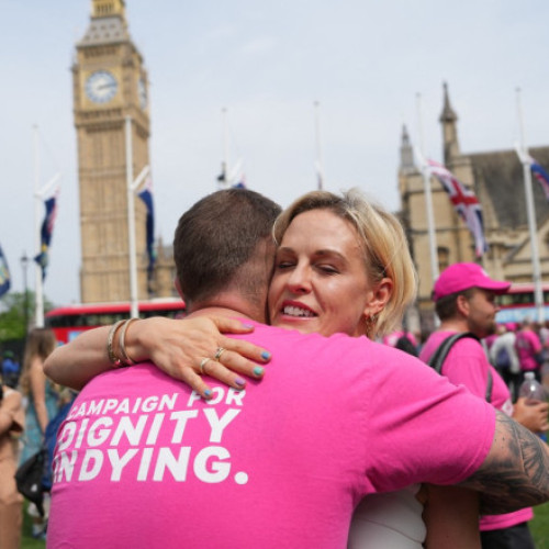 Parlamentul britanic a aprobat vineri o lege care legalizează eutanasia, marcând o schimbare majoră în politica socială a țării. Proiectul de lege a fost adoptat cu 314 voturi pentru și 291 împotrivă, depășind astfel un obstacol important în procesul legislativ.