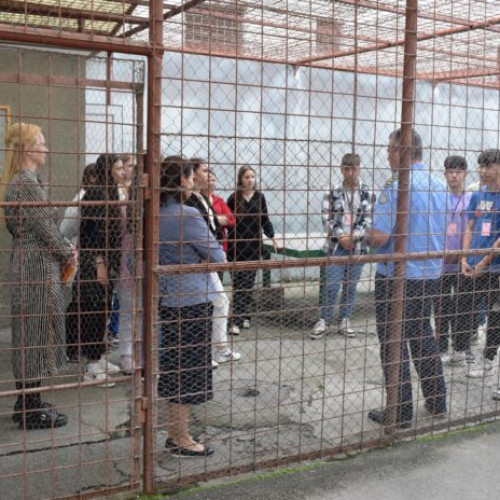 tinerii vizitează penitenciarul pentru a preveni delincvența juvenilă și consumul de substanțe interzise