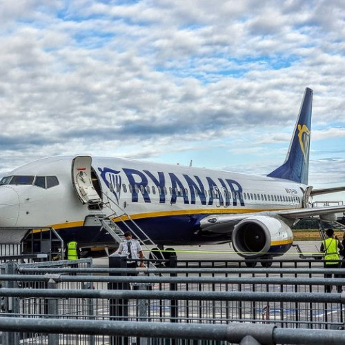 Ryanair a anunțat lansarea operatiunilor pe Aeroportul București Băneasa, al patrulea aeroport din România unde compania low-cost își extinde activitatea. Potrivit economedia.ro, compania a introdus cinci noi rute pentru programul de iarna 2025, destinatii de afaceri și de sezon estival, precum Baden-Baden, Girona, Bari, Memmingen și Cracovia.