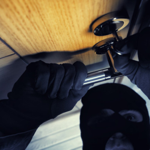 Sezonul furturilor din locuințe se intensifică, avertizează poliția