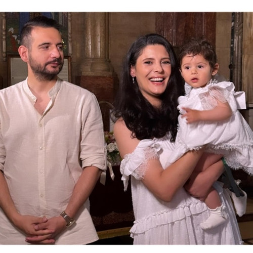 FOTO Avocatul Adrian Cuculis și-a botezat fetița: Micuța Lara Maria a stat la slujbă ca un îngeraș curios
