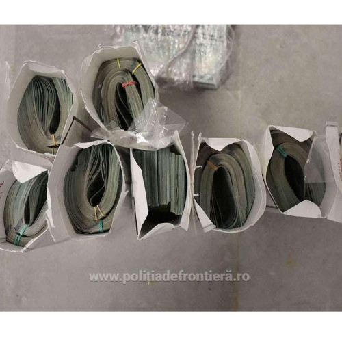 Captură impresionantă la frontiera cu Ucraina: peste jumătate de milion de dolari găsiți ascunși în cartușe de țigări