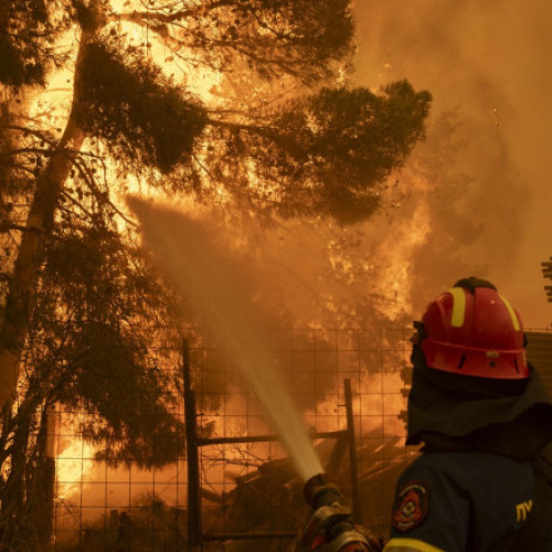 Video Stare de urgență pe insula grecească Chios din cauza incendiilor de vegetație. Localități evacuate, peste 350 de pompieri mobilizați