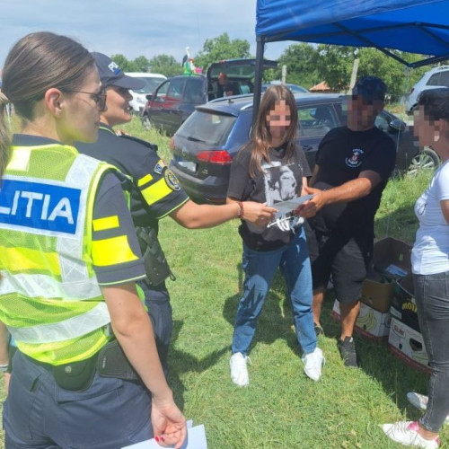 FOTO Polițiștii și jandarmii, acțiuni de informare și prevenire la Târgul de la Tichiriș