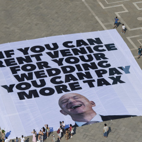 „Bezos este pe fugă”. Miliardarul american, obligat să-și mute alaiul de nuntă, după protestele din Veneția