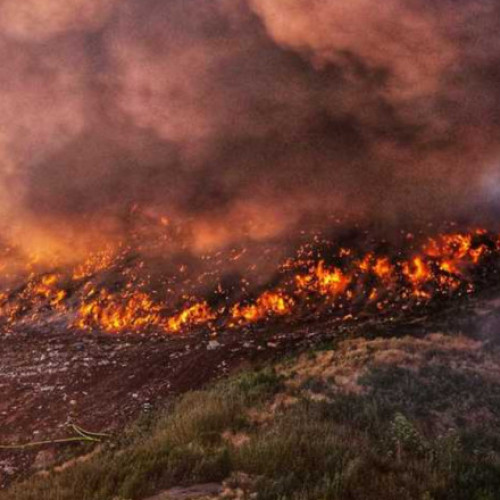 Foto Incendiu de proporții la o groapă de deșeuri din Dâmbovița: a fost emis mesaj Ro-Alert. Intervenție dificilă a pompierilor