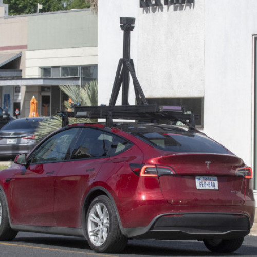 Lansare cu probleme a mașinilor Robotaxi ale Tesla în SUA. Autoritățile investighează depășiri de viteză și viraje neregulamentare