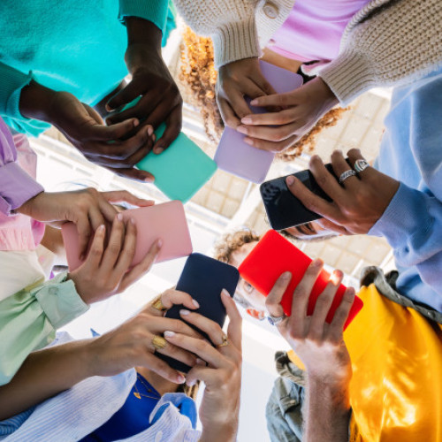 Video Digitalizarea copilăriei, un fenomen îngrijorător. Studiu: Patru din 10 adolescenți vorbesc cu prietenii lor doar pe internet