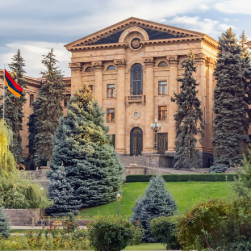 Un arhiepiscop din Armenia a încercat organizarea unei lovituri de stat, anunță premierul de la Erevan