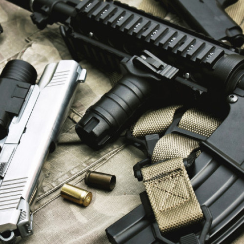 Percheziţii la persoane care ar fi deţinut ilegal muniție și arme de foc militare. Este vizată și o firmă