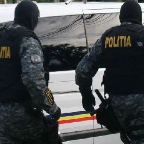 Un bărbat și-a sechestrat în casă cei 4 copii, apoi i-a amenințat pe polițiști cu arma și a tras spre ei