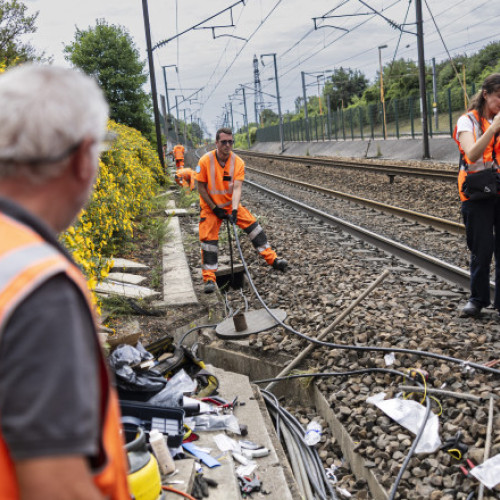 Întârzieri majore și trenuri Eurostar anulate, după ce sute de metri de cabluri au fost furate pe linia de mare viteză