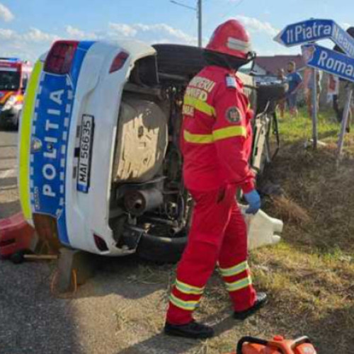 Accident grav în Neamț. O autospecială a poliției aflată în misiune s-a răsturnat după ce a fost acroșată de un alt autoturism